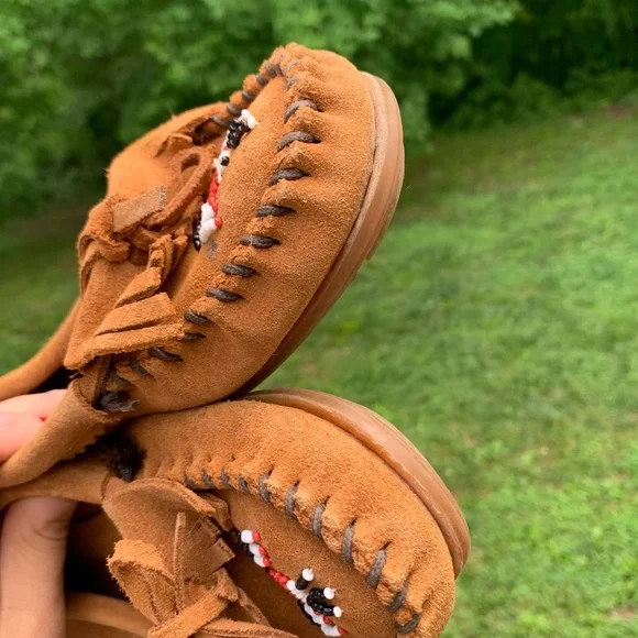 Minnetonka Tan Moccasins with Beaded Design - Picture 9 of 9